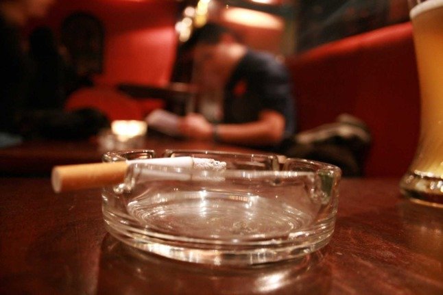 Une cigarette se consume dans un cendrier qui se trouve à l'intérieur d'un bar à Vienne. Photo : AFP