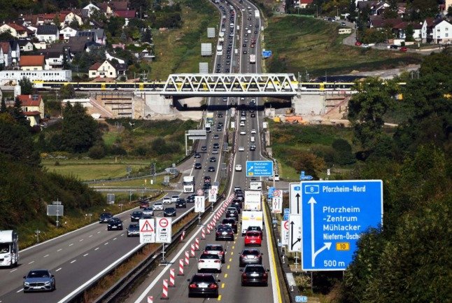 Circulation sur l'Autobahn 8 près de Pforzheim Ost dans le Baden-Württemberg. Certaines sections de l'Autobahn n'ont pas de limite de vitesse en Allemagne.
