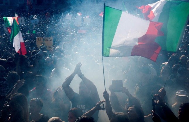 Des milliers de personnes se rassemblent sur la Piazza Del Popolo pour protester contre l'expansion du système italien de 