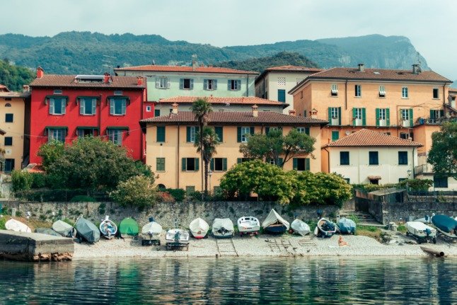 Une rangée de maisons près d'un lac à Lierna, Lecco.