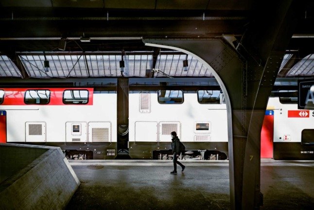 Une personne traverse la station de la gare centrale de Zurich.