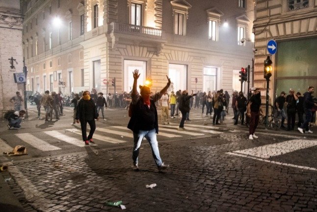 Une manifestation contre le passeport vert dans le centre de Rome le 9 octobre 2021 a dégénéré en violence et en affrontements avec la police. 