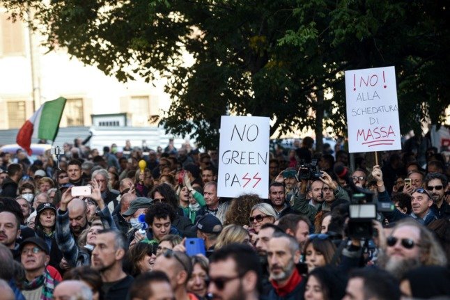 Des personnes se rassemblent lors d'une manifestation contre le passeport vert à Milan le 16 octobre 2021.