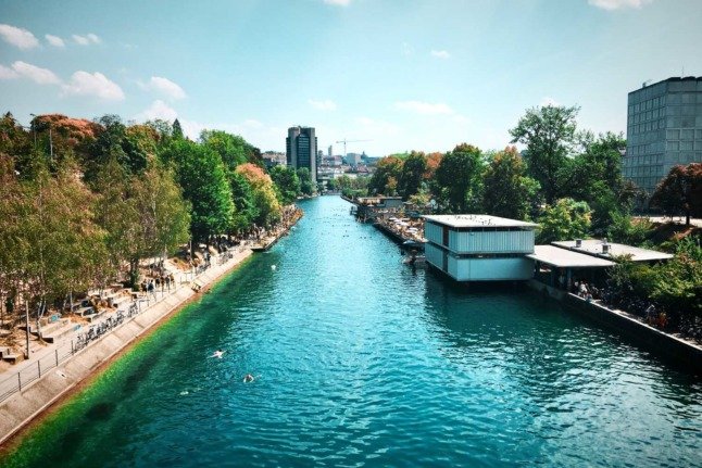 Nager au milieu de la ville par une chaude journée d'été est certainement possible à Zurich.