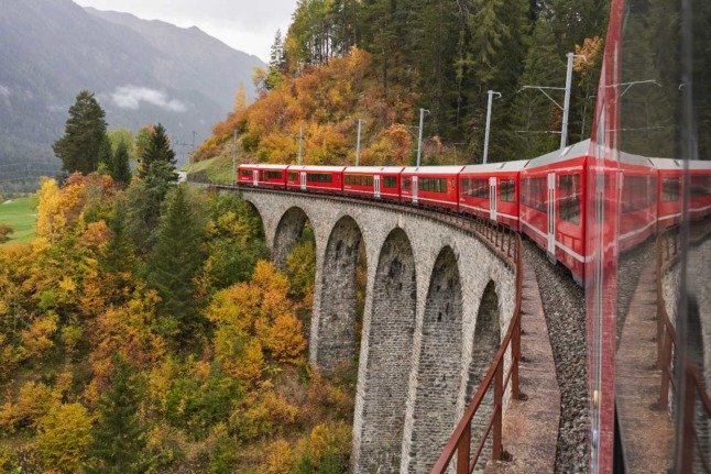 Un train se fraie un chemin dans l'Albula, à Bergün/Bravuogn, en Suisse. 