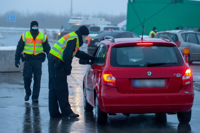 Deux officiers de police contrôlent les conducteurs à la frontière allemande