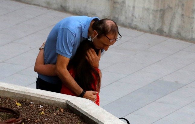 Shmuel Peleg, le grand-père d'Eitan Biran, étreint un parent à l'extérieur de la Cour de justice dans la ville côtière israélienne de Tel Aviv, le 8 octobre 2021. 