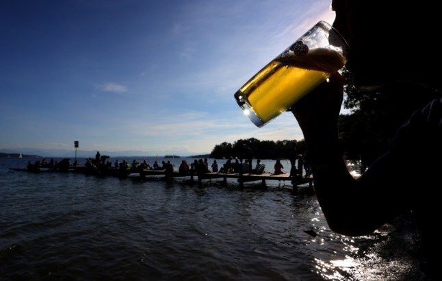 Un homme savoure une bière au Starnberger See en Bavière, début octobre.