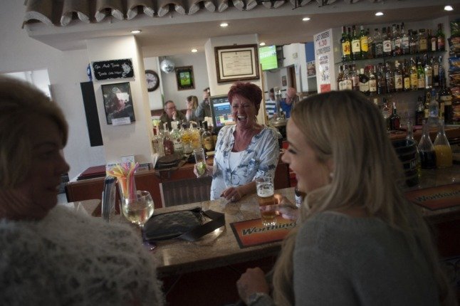 Des personnes boivent dans un bar à Benalmadena, en Espagne. 