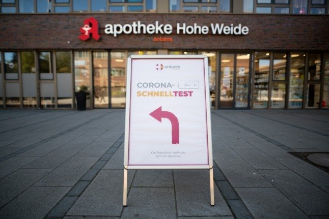 Un panneau indique le chemin vers une station de test Covid-19 à Hambourg. 