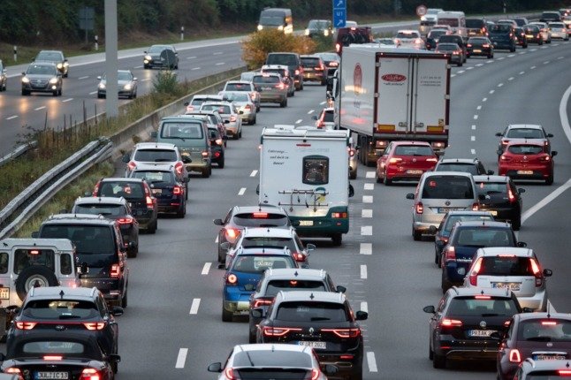 Les gens conduisent sur l'Autobahn près de Hambourg. Sanja s'attendait à voir plus de voitures de luxe en Allemagne. 