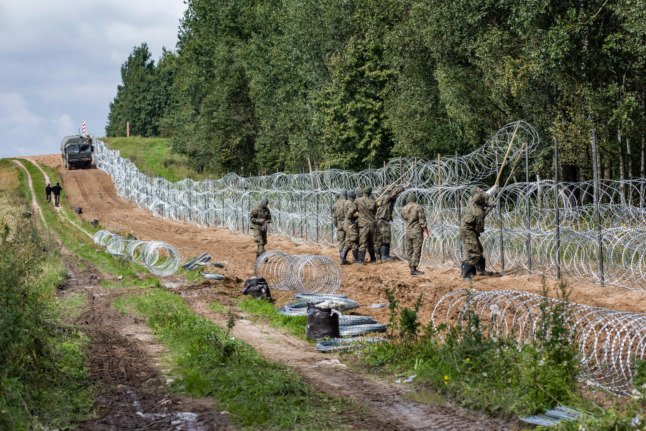 Une clôture en fil de fer barbelé entre la Pologne et la Biélorussie.