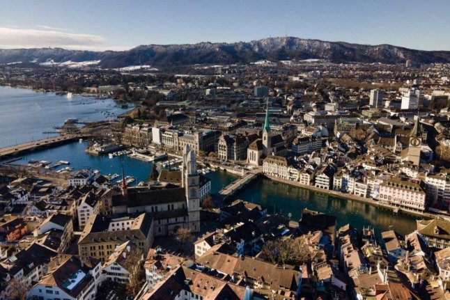 La vieille ville de Zurich par temps clair, vue d'en haut.