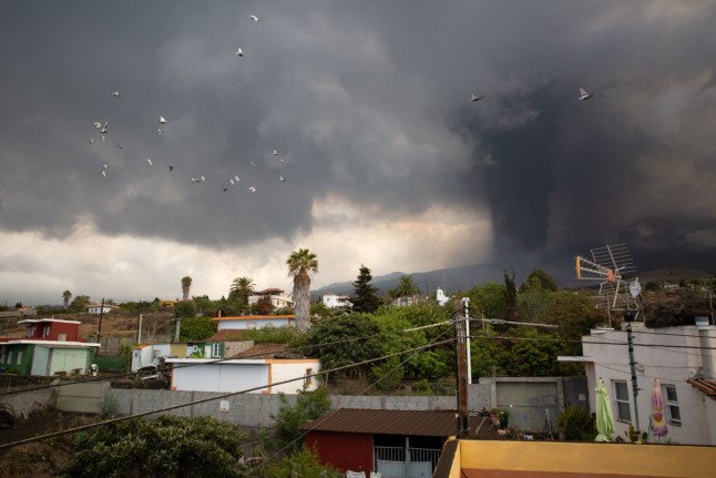 Une colonne de fumée et de matériaux pyroclastiques crachés par le volcan Cumbre Vieja est vue depuis le quartier de Todoque à Los Llanos de Aridane sur l'île canarienne de La Palma le 24 septembre 2021 (Photo de DESIREE MARTIN / AFP).