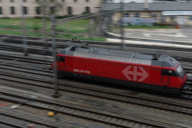 Un train CFF rouge dans la ville suisse d'Aarau, en Suisse.