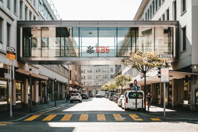 Un logo bancaire UBS sur une passerelle aérienne en Suisse.