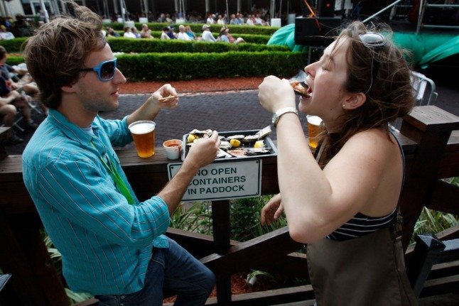 Un couple mange des huîtres et boit de la bière