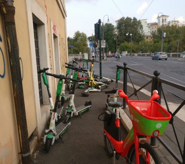 Des scooters électriques bloquent l'accès à un trottoir dans le quartier de Porta Portese à Rome en septembre 2021. 