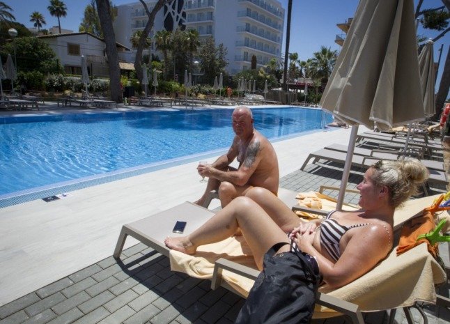 Des touristes près d'une piscine à Majorque (Espagne)