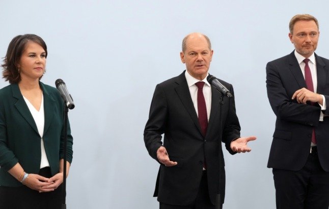 Annalena Baerbock (Verts), Olaf Scholz (SPD) et Christian Lindner (FDP) parlent à la presse vendredi. 