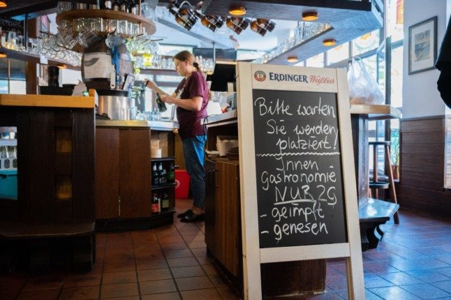 Un bar/restaurant de Braunschweig déclare que l'entrée de la salle à manger intérieure est réservée aux personnes vaccinées ou guéries (2G).