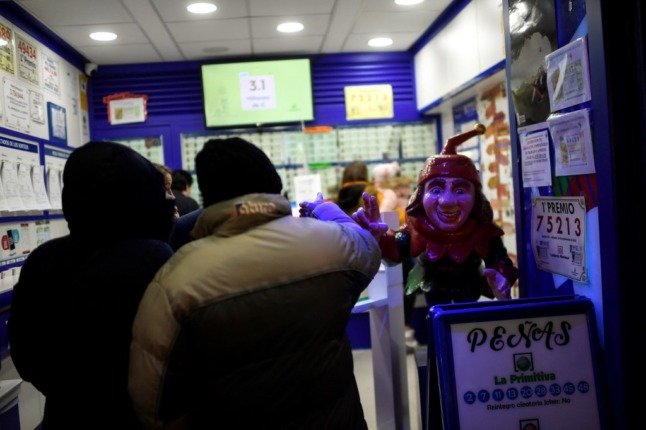 Les gens font la queue pour acheter des billets de loterie de Noël en Espagne.