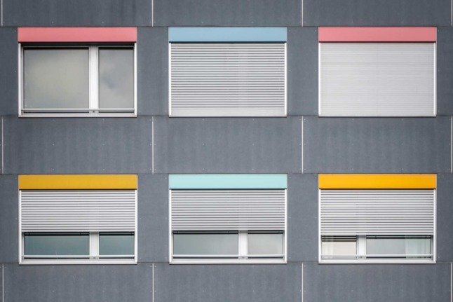 Fenêtres colorées dans la ville suisse de Genève. 
