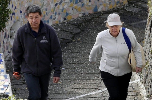 La chancelière allemande Angela Merkel et son mari Joachim Sauer profitent d'une promenade à Sant'Angelo sur l'île d'Ischia, près de Naples, en Italie, en avril 2015.