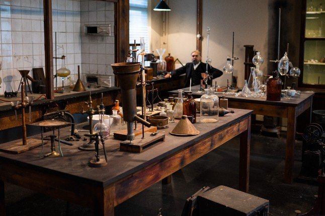 L'intérieur du laboratoire d'Alfred Nobel, où ont été réalisés des essais de poudre et des expériences sur le caoutchouc artificiel et les fils synthétiques, à Karlskoga, en Suède.