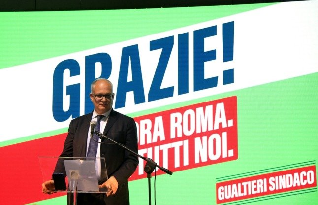 Roberto Gualtieri lors d'une conférence de presse après les premiers résultats du second tour de l'élection du maire de Rome, le 18 octobre 2021 à Rome. 