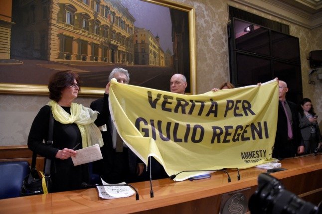 Les parents de Giulio Regeni tiennent une banderole sur laquelle on peut lire ''La vérité pour Giulio Regeni'' pendant une conférence de presse avec le sénateur Luigi Manconi, président de la commission des droits de l'homme au Sénat italien, le 29 mars 2016 à Rome. 