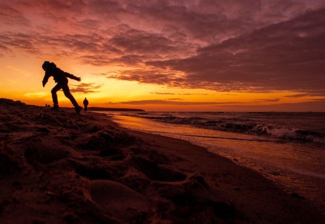 Le photographe de DPA Jens Büttner a pris cette photo alors que le soleil se couchait à Warnemünde sur la mer Baltique.