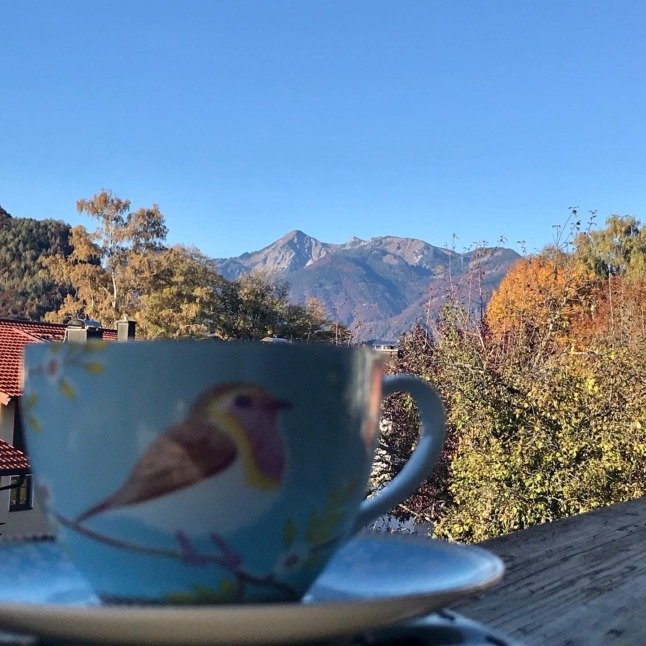 Joan Hazlett déguste une tasse de thé en Bavière un matin d'automne.