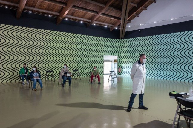 Les gens attendent de recevoir une dose du vaccin Moderna Covid-19 au Musée d'art contemporain 