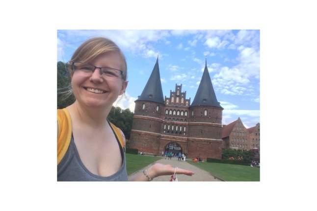 Kelly Dawn Fischer, originaire de Calgary, visite Lübeck Gate Haus