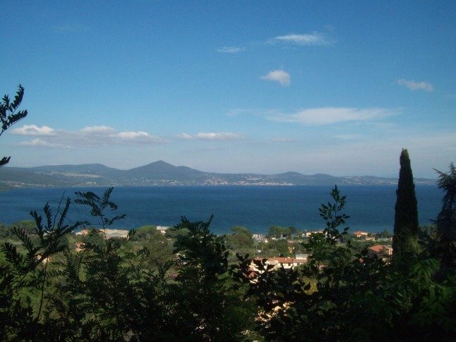 Le lac de Bracciano vu d'en haut. 