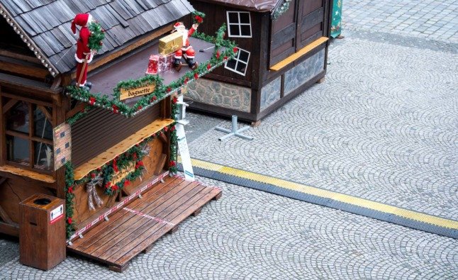 Étals fermés dans un marché de Noël en construction à Munich. 