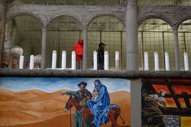 Peintures murales religieuses sur un des murs de la cathédrale de Justo. (Photo par Gabriel BOUYS / AFP)