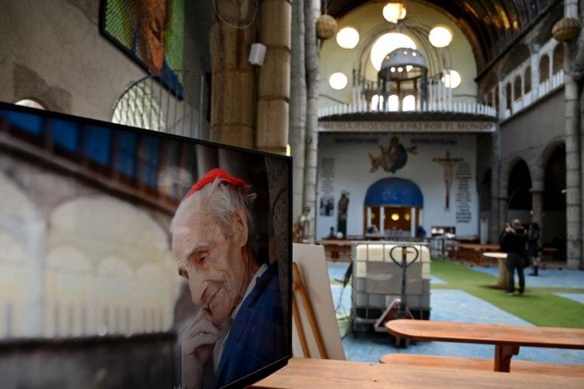 Une photo de Justo Gallego Martinez exposée dans sa cathédrale après son décès. (Photo par Gabriel BOUYS / AFP)