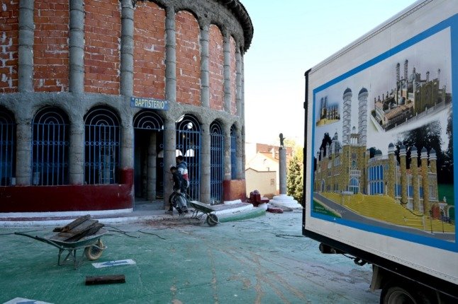 Des hommes travaillent à la cathédrale de Justo le 26 novembre 2021 à Mejorada del Campo, à 20 km à l'est de Madrid.