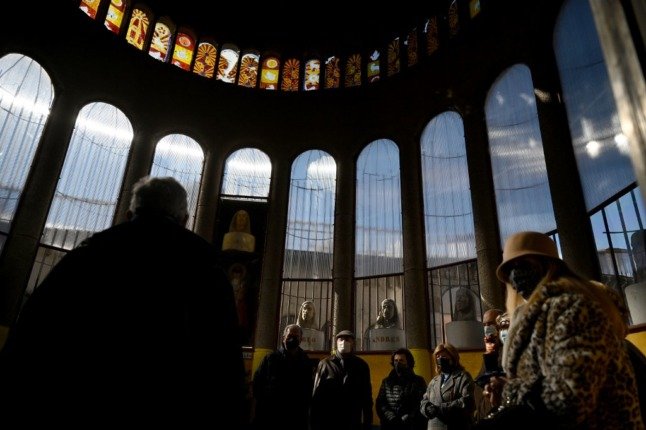 Visitez les vitraux et les bustes des sections terminées de la cathédrale. (Photo par Gabriel BOUYS / AFP)