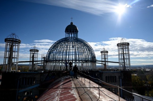 Les constructeurs travaillent sur le dôme de la cathédrale de Justo le 26 novembre. (Photo par Gabriel BOUYS / AFP)