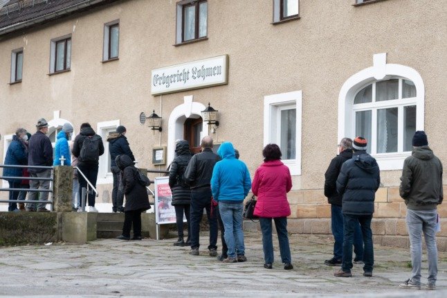 Les gens font la queue à un point de vaccination à Lohmen, en Saxe. 