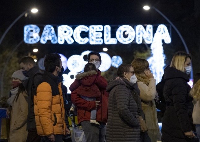 Les familles passent devant Noël à Barcelone en 2020