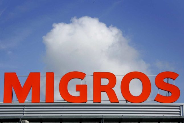 Le lettrage orange familier de la chaîne de supermarchés suisse Migros