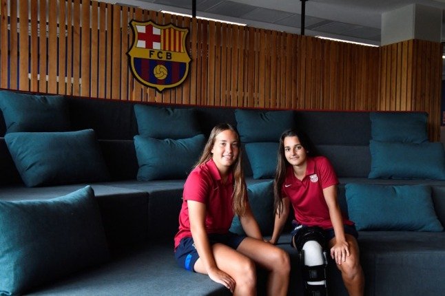 L'attaquante espagnole de l'équipe B féminine de Barcelone Claudia Riumallo Pineda (à gauche) et la gardienne Laura Coronado posent après une séance d'entraînement à la résidence La Masia (Photo de Pau BARRENA / AFP)