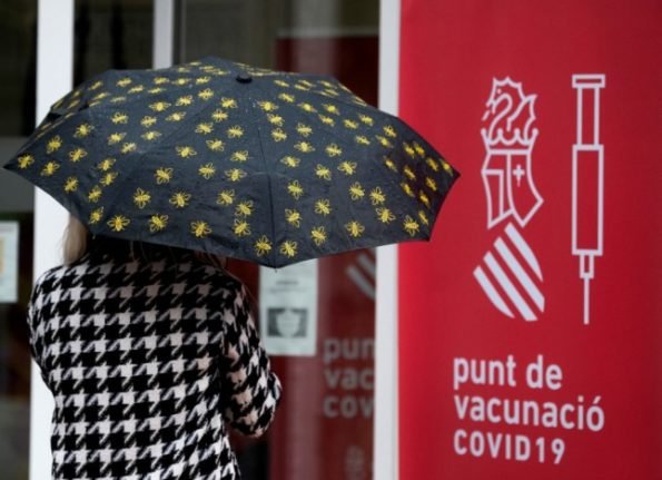 Une femme se tient devant un centre de vaccination, lors d'une campagne de vaccination pour les touristes étrangers à Benidorm, le 18 novembre 2021. (Photo de JOSE JORDAN / AFP)