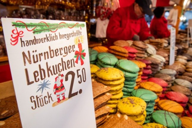 Délicieux Lebkuchen sur un étal du marché de Noël à Nuremberg.