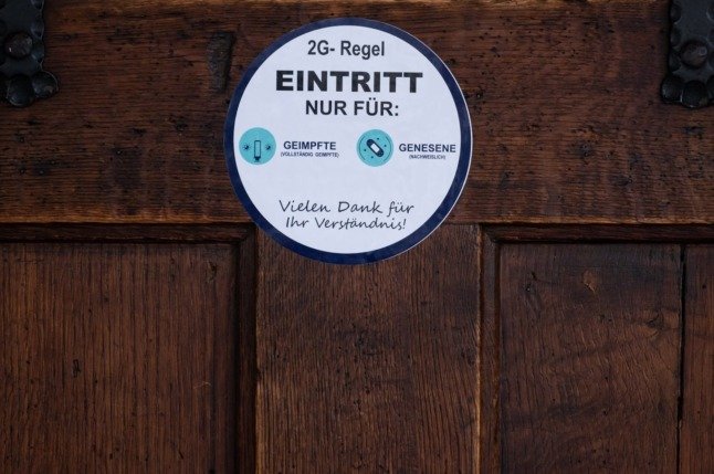Un panneau à Munich indique que l'entrée est réservée aux personnes vaccinées ou rétablies.