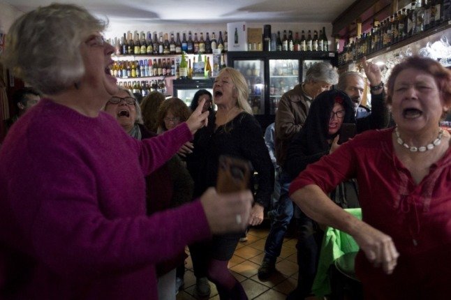 Les gens dansent dans un pub britannique lors d'une fête de célébration du Brexit à Jimera de Libar, en Andalousie, le 31 janvier 2020, alors que des responsables européens ont retiré le drapeau britannique de l'entrée cérémonielle du bâtiment Europa du Conseil européen à Bruxelles vendredi avant le Brexit . (Photo de JORGE GUERRERO / AFP)